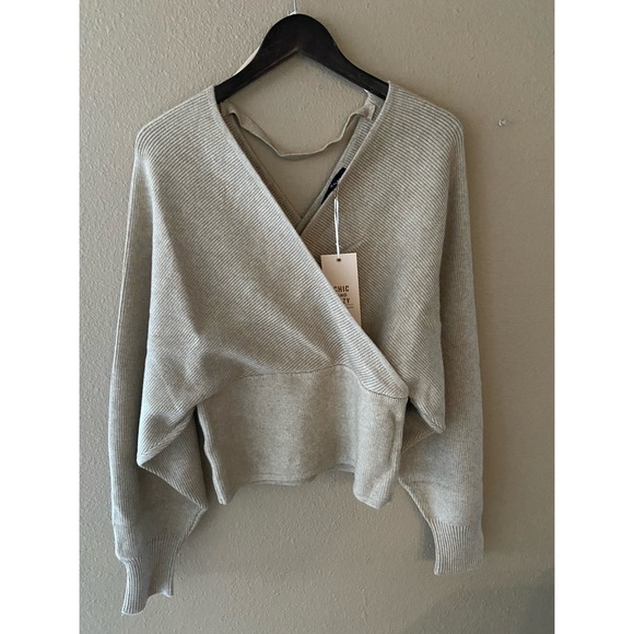 🆕Surplice front sweater - Picture 11 of 11